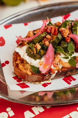 Bruschetta stracciatella, zucchine, crumble di guanciale, cipolla