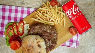 Pljeskavica 200g + pomfrit + Coca-Cola 0.33l