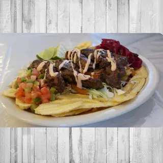 Carne asada con tajadas hondureña