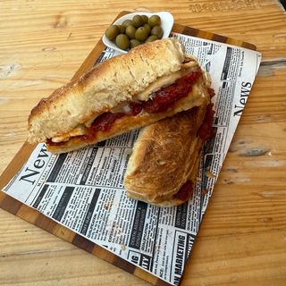 Bocadillo de sobrasada y queso rulo de cabra