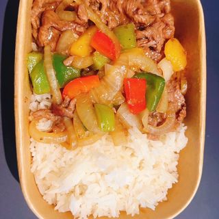 riso bianco coperto con manzo al pepe 黑椒牛肉盖饭