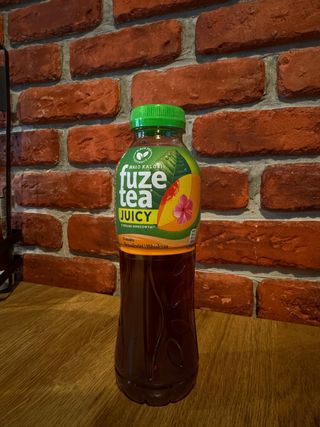 FuzeTea brzoskwiniowa z czarną herbatą i hibiskusem 0,5l