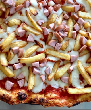 pizza wurstel e patatine