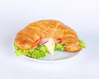 Croissant z serem i szynką