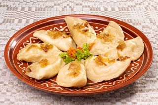 Pierogi z ziemniakami, twarogiem i cebulką