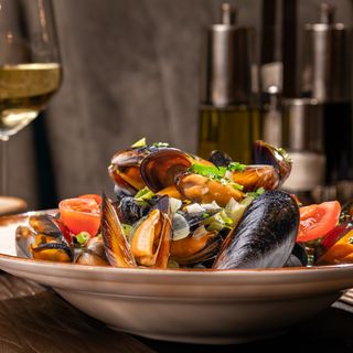 Midii in sos de vin cu paine aromata