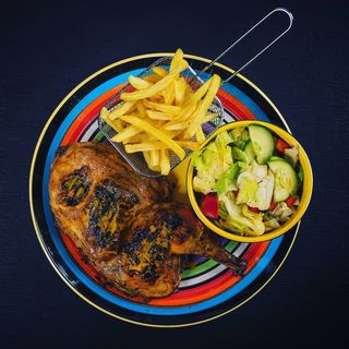 Jumatate de Pui la Gratar, cartofi wedges, salata mixta