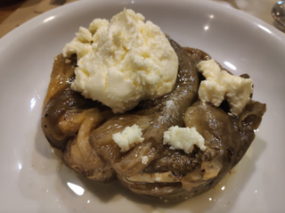 Timbal de berenjena a la brasa con queso cremoso