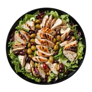 Insalata con pollo grigliato, olive verdi denocciolate e scaglie di grana