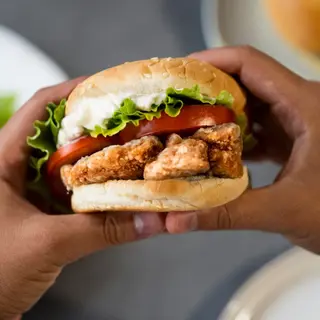 HAMBURGUESA DE POLLO EN PAN BRIOCHE