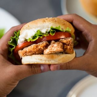 HAMBURGUESA DE POLLO EN PAN BRIOCHE