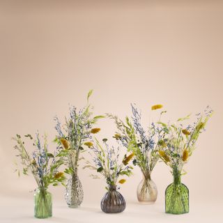 Fiori secchi su vasino in vetro verde