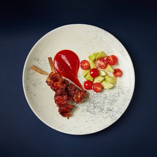 Шашлик з курячого стегна з овочевим салатом (130/100/50)