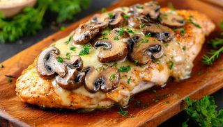 Filet z kurczaka zapiekany z pieczarkami i serem