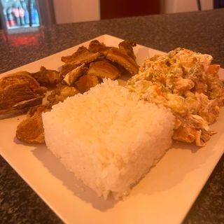 Panceta Con Ensaladilla Y Arroz