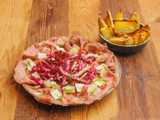 Roast beef tonnato con patate al forno