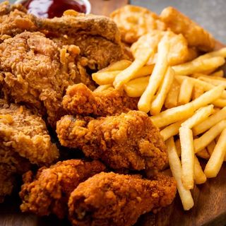 Skrzydełka panierowane z frytkami