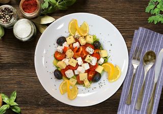 Salată de legume cu brânzeturi