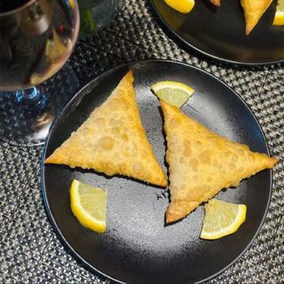 Ndengu samosas (2pcs)