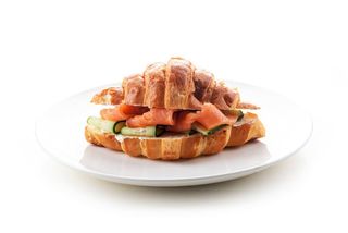 Круассан с лососем