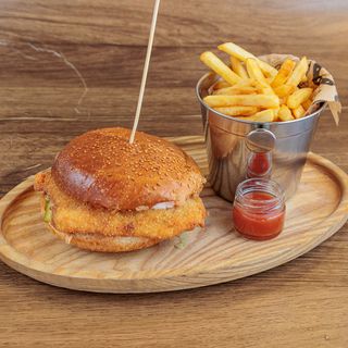 Pohovana piletina sa pomfritom u lepinji