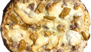 Pinsa salsiccia porcini e scamorza