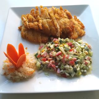 809 Kurczak Shanghaj z sałatką warzywną (smażony)