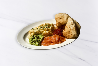 Завтрак по-милански со скремблом, томатной сальсой, слабосоленым лососем, мятым авокадо и фокаччей