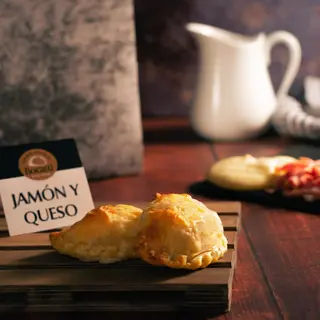 Empanada de jamón y queso
