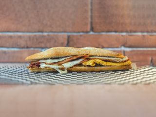 Pepito De Pollo Con Queso Y Bacón