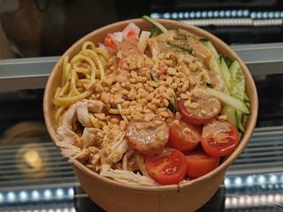 Spaghetti cinese con pollo sfilacciato a mano