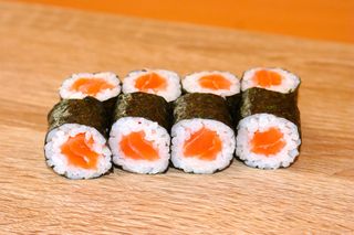 Суши Хосомаки сьомга  (8бр-110г)