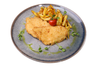 Snitel de pui servit cu cartofi prajiti