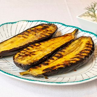 Berenjenas braseadas con su piel y Ajoblanco malagueño.