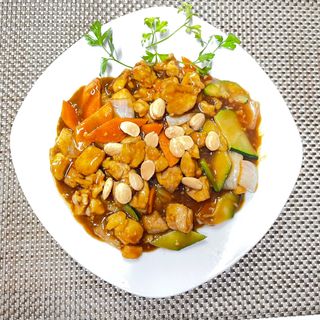 775. Pollo con almendras 