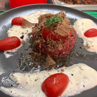 Tartare di black angus con burrata di bufala e tartufo