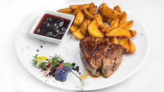 Biftek u sosu sa suvim šljivama