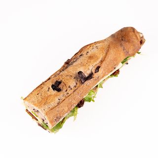 Bocadillo tomate seco, queso y rúcula (baguette de Olivas Kalamata). 