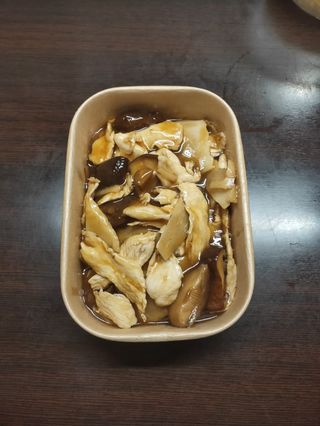 67. Pollo con bambù e funghi