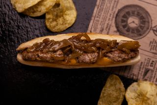 18 Burger Con Cebolla Caramelizada Y Salsa De Mostaza Y Miel