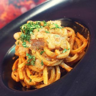 Noodles di grano duro con pesce e verdure