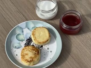 Сирники зі сметаною та полуничним соусом (100/60g)