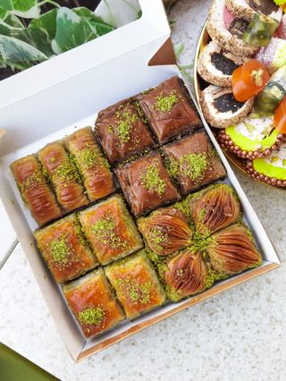Сет из пахлавы с грецким орехом и фисташками большая упаковка