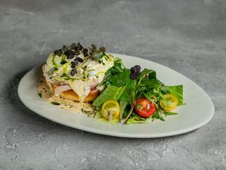 Яєчня Бенедикт із прошутто котто під ніжним сирним соусом