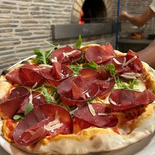 Pizza Genuina De Breasaola Y Pecorino