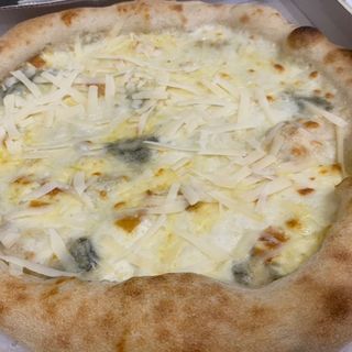 Pizza fantasia di formaggi