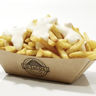 Patata fritas con salsa de queso especial y cebolla corjinte 
