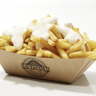 Patata fritas con salsa de queso especial y cebolla corjinte 