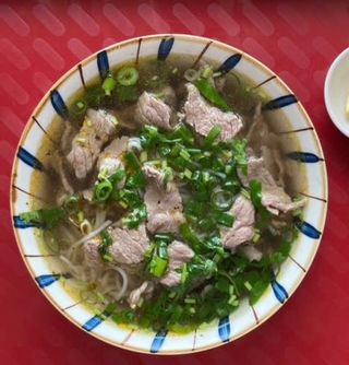 V4 Zupa z makaronem ryżowym i wołowiną