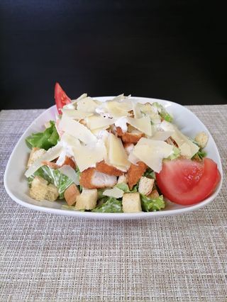 Салата с хрупкаво пиле (350гр)